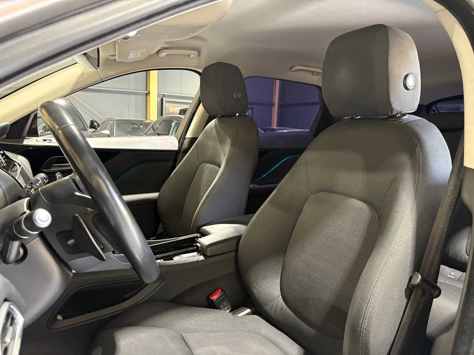 Fahrzeugabbildung Jaguar F-PACE Pure AWD/HEAD-UP/NAVI/PDC/SOUNDSYSTEM