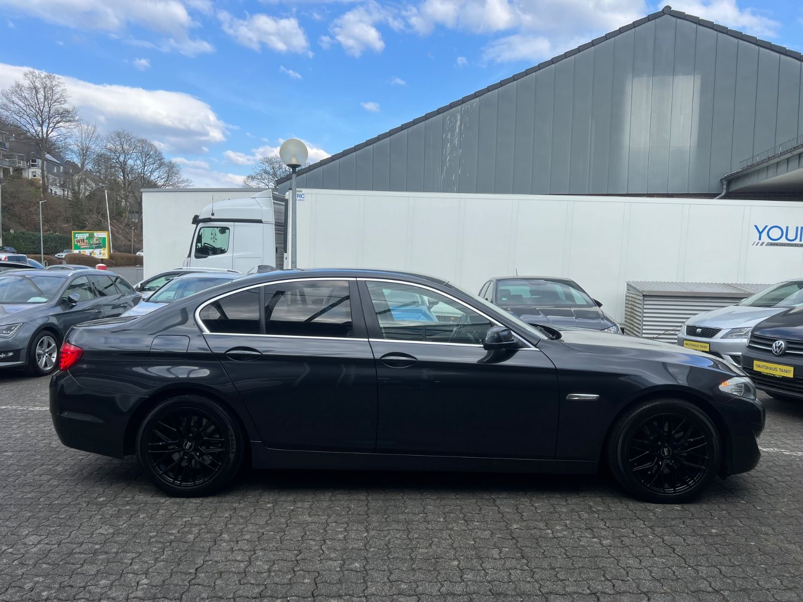 Fahrzeugabbildung BMW 530 d Lim. xDrive *HEAD-UP*LEDER-BRAUN*MEMORY*