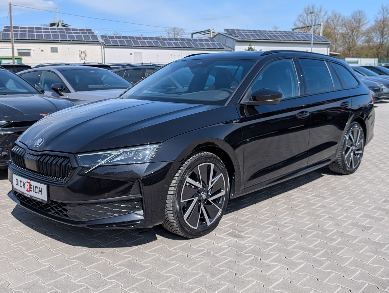 Fahrzeugabbildung SKODA Octavia 1.5 DSG Sportline PANO*MATRIX*AHK*5J.GAR