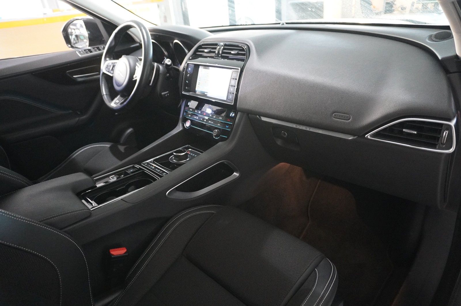 Fahrzeugabbildung Jaguar F-Pace 30D R-SPORT AWD NAVI/LED/SHZ/SPORT/AHK