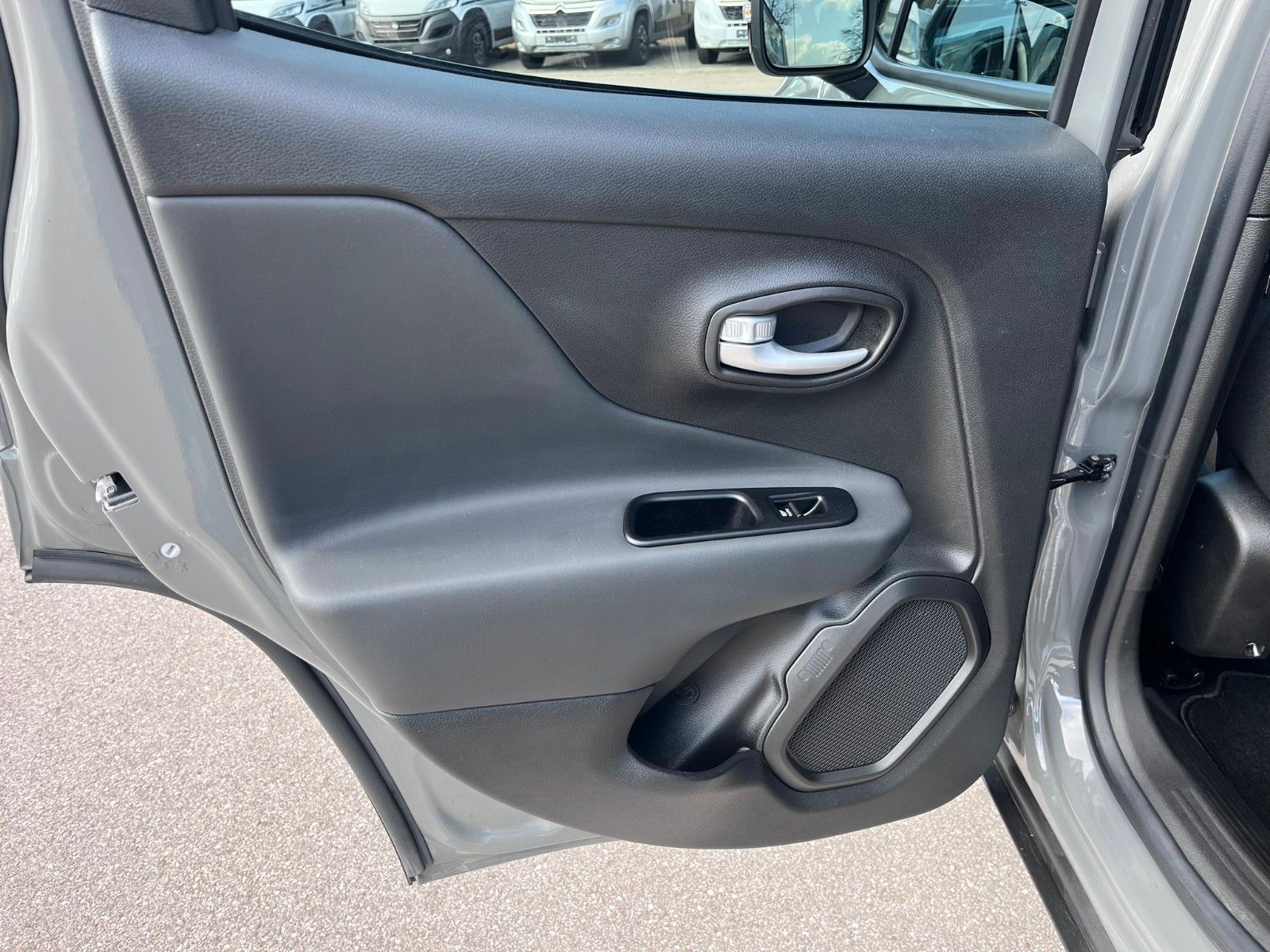 Fahrzeugabbildung Jeep Renegade Limited Plug-In Garantie Navi AWD uvm.