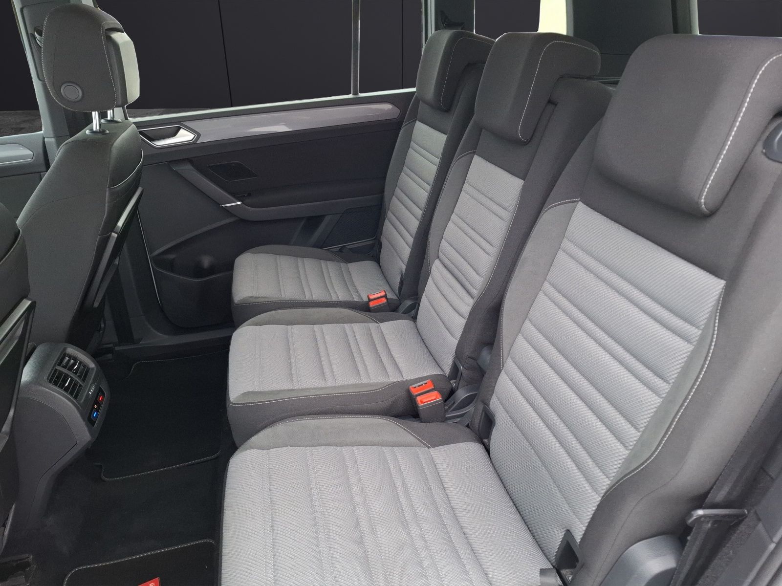 Fahrzeugabbildung Volkswagen Touran TDI Highline 7-Si R-Line LED AHK Navi ACC