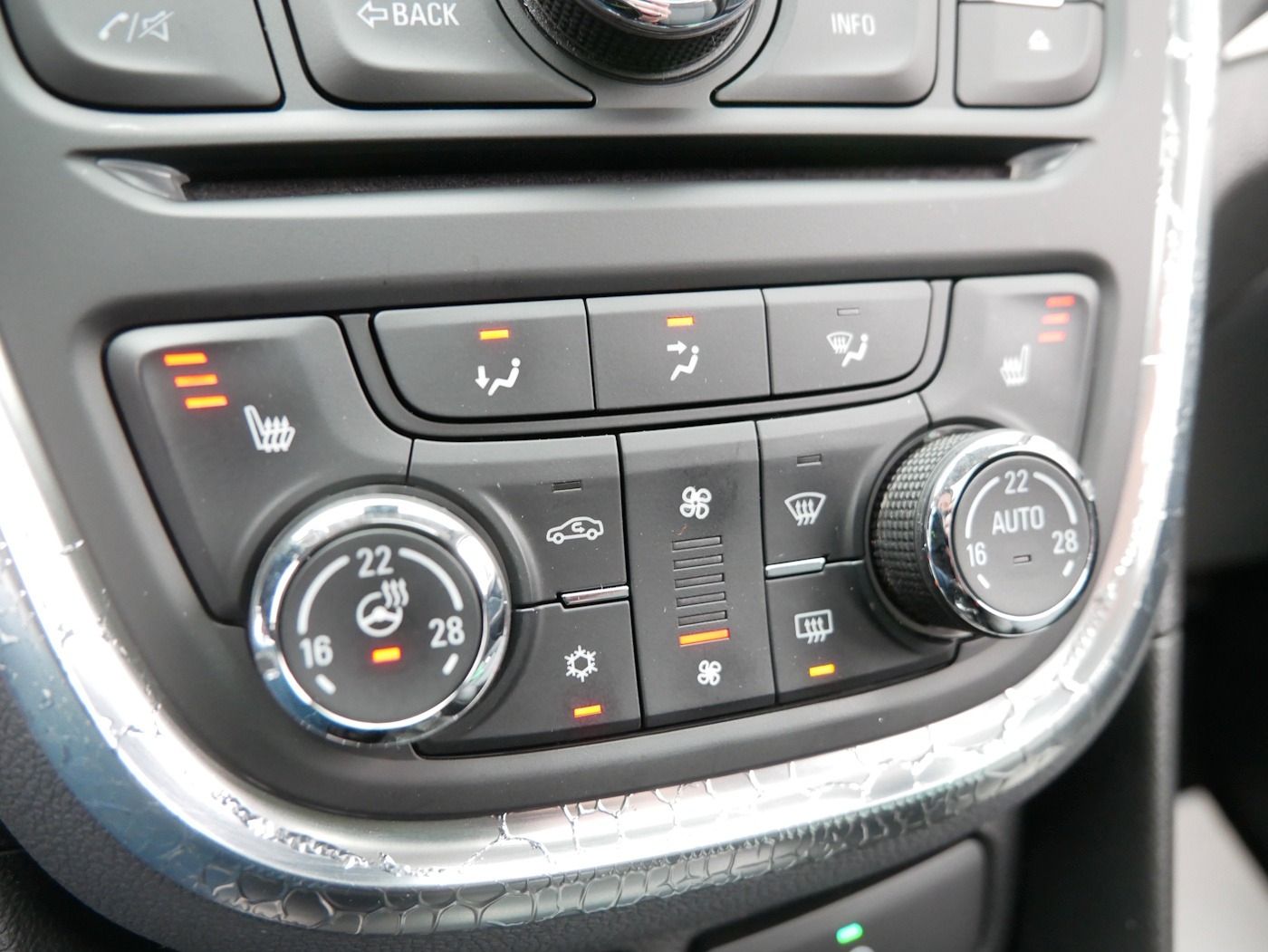 Fahrzeugabbildung Opel Mokka 1.4T Color Innovation AHK DACH Kamera XENO