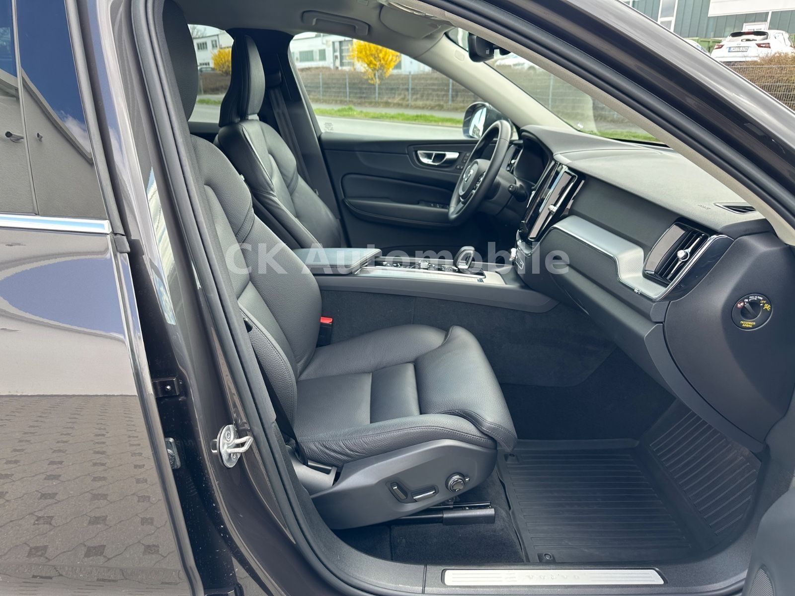 Fahrzeugabbildung Volvo XC60 B4 Plus Bright 2WD/Navi/Leder/Kam/LED/AHK
