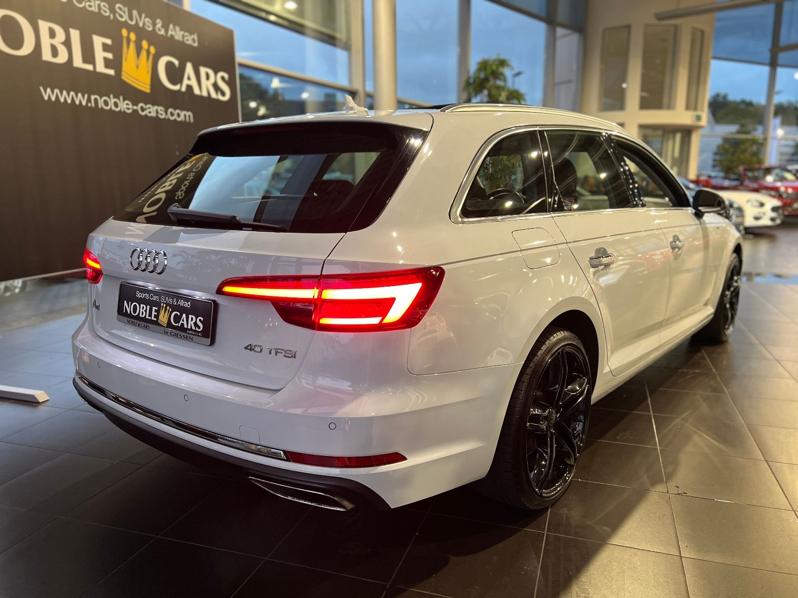 Fahrzeugabbildung Audi A4 Avant 40 TFSI design PANO LED NAV SHZ 19"