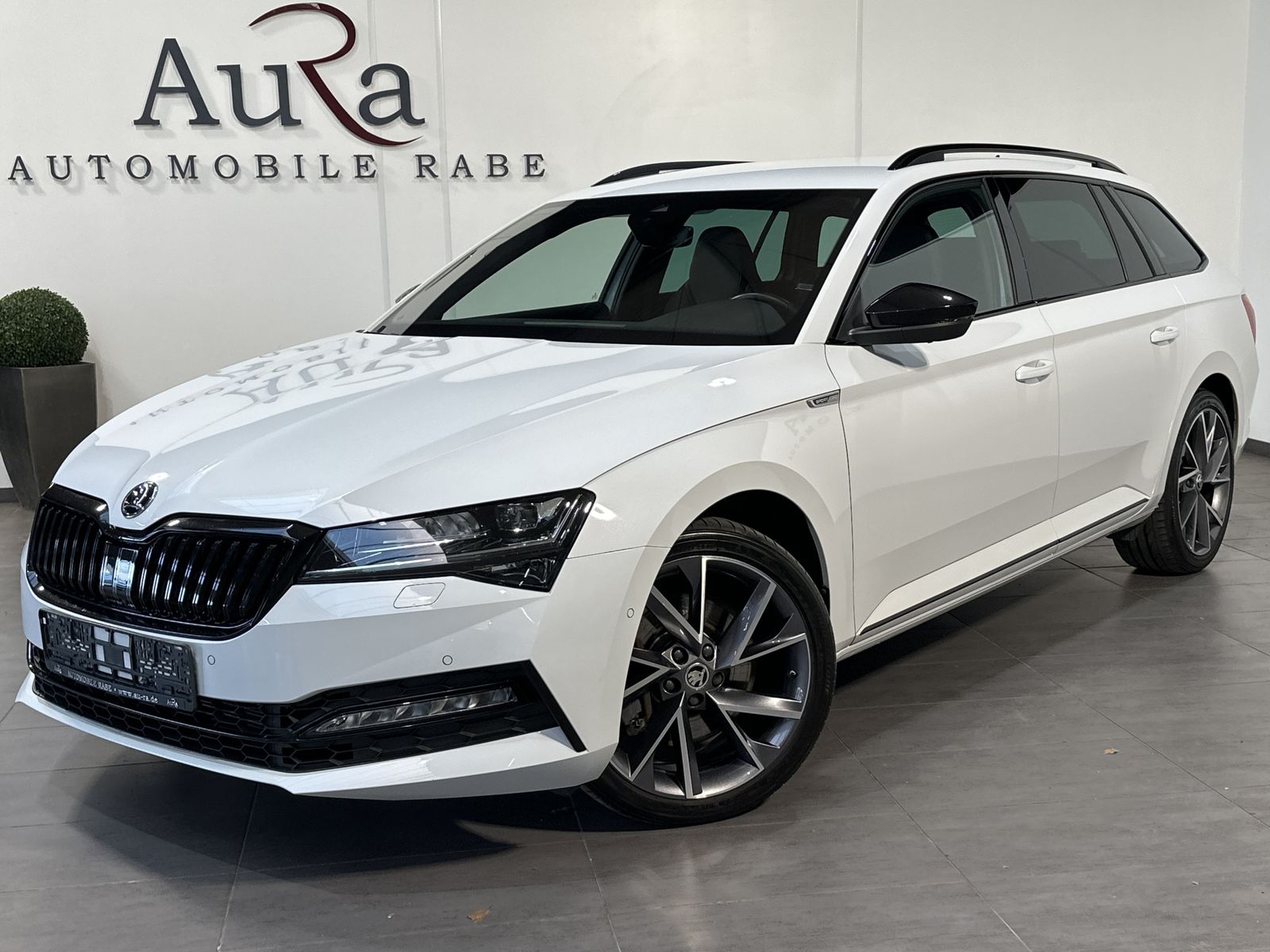 Fahrzeugabbildung SKODA Superb Combi Sportline 4x4 NAV+LED+AHK+360°+19ZO