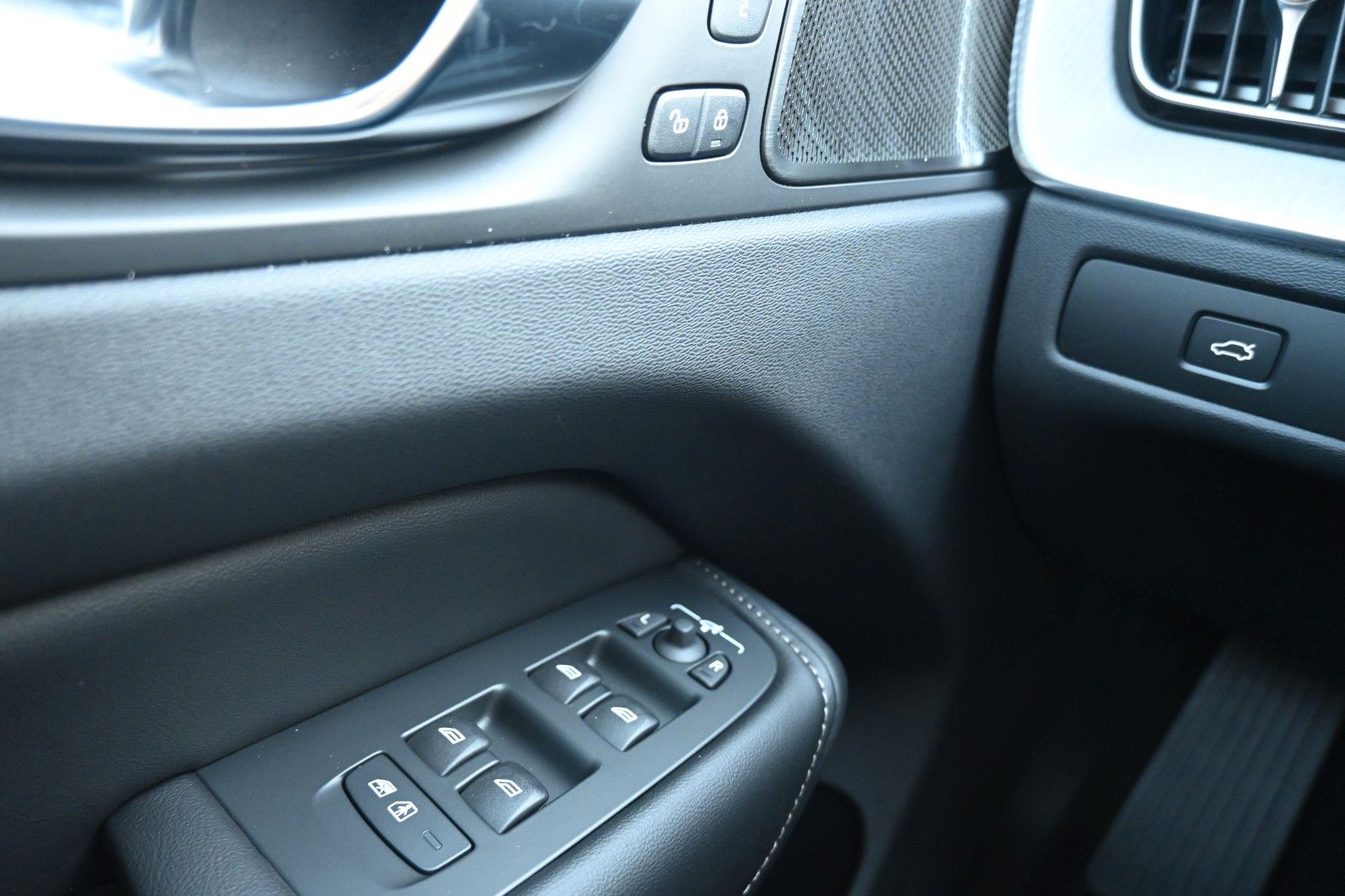 Fahrzeugabbildung Volvo XC60 B5 AWD Plus Dark*H&K*LUFT*360°* ACC*AHK