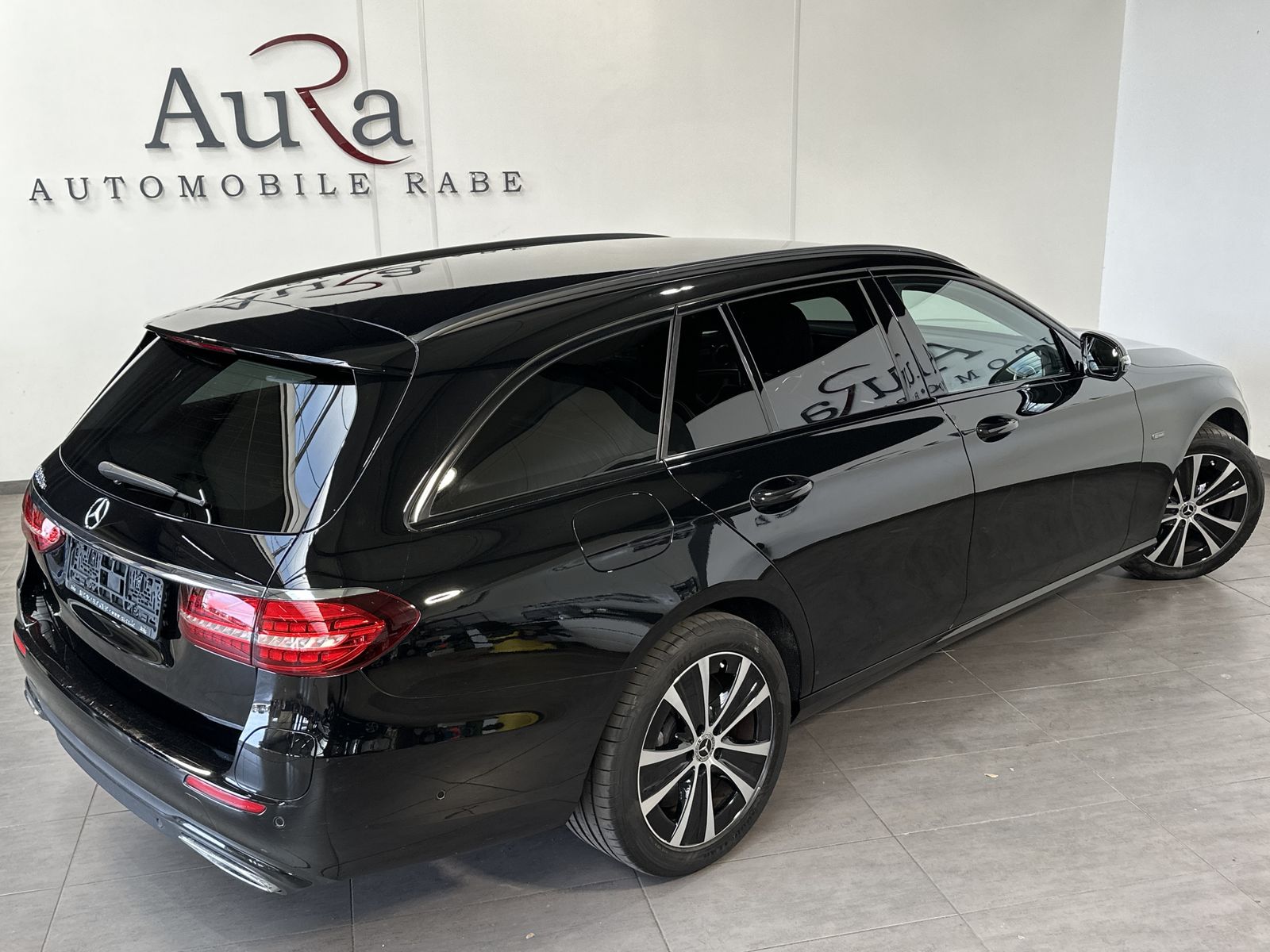Fahrzeugabbildung Mercedes-Benz E 300de T Avantgarde NAV+LED+KAM+WIDE+CARPLAY+PP