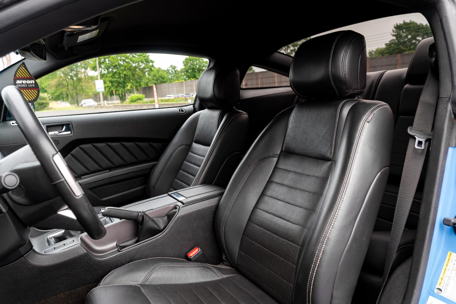 Ford Mustang V6 3,7 -KLIMA/SCHALT/LEDER/SHZ/XENON/R18