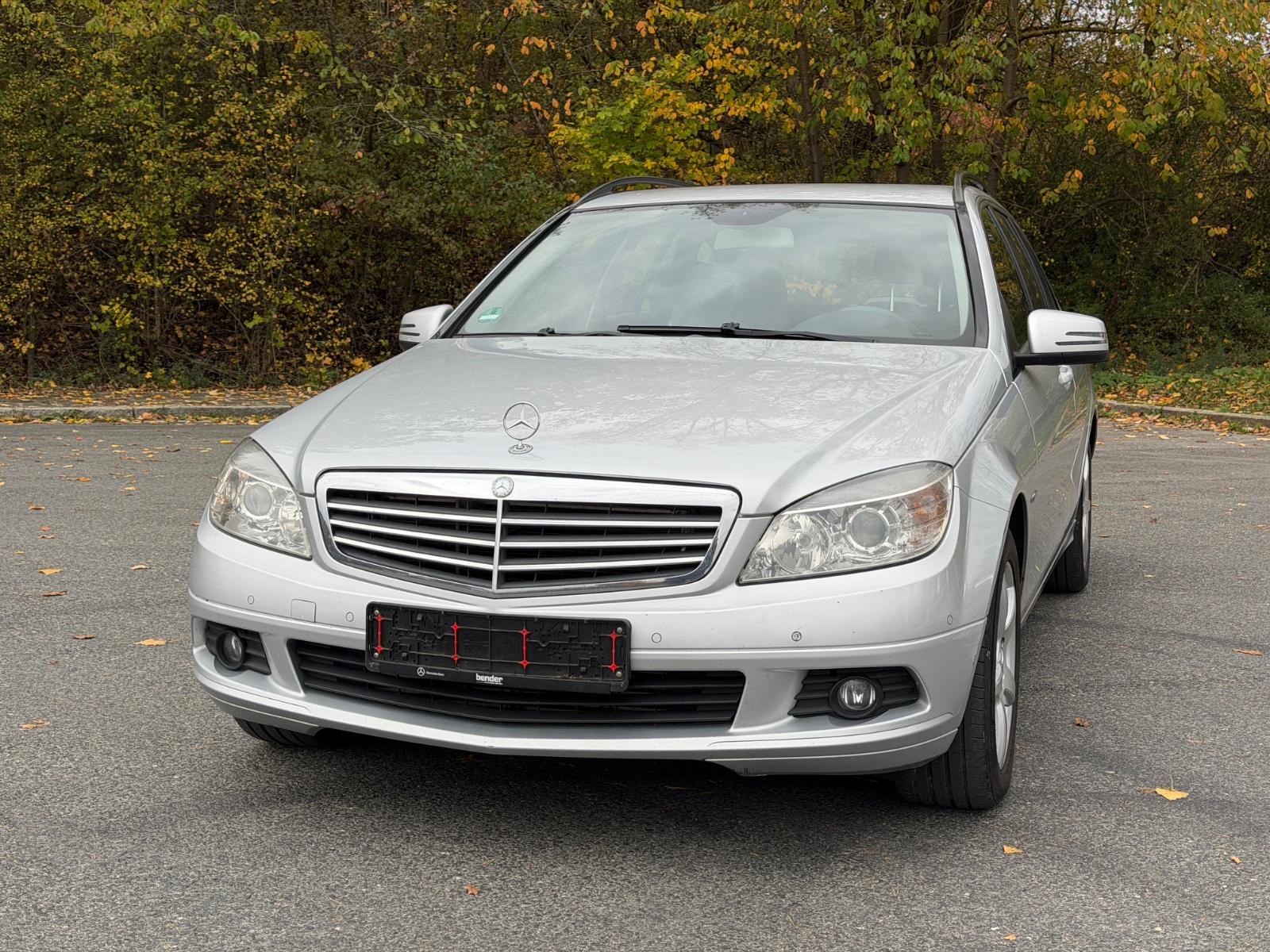 Mercedes-Benz C200 2011 — салон