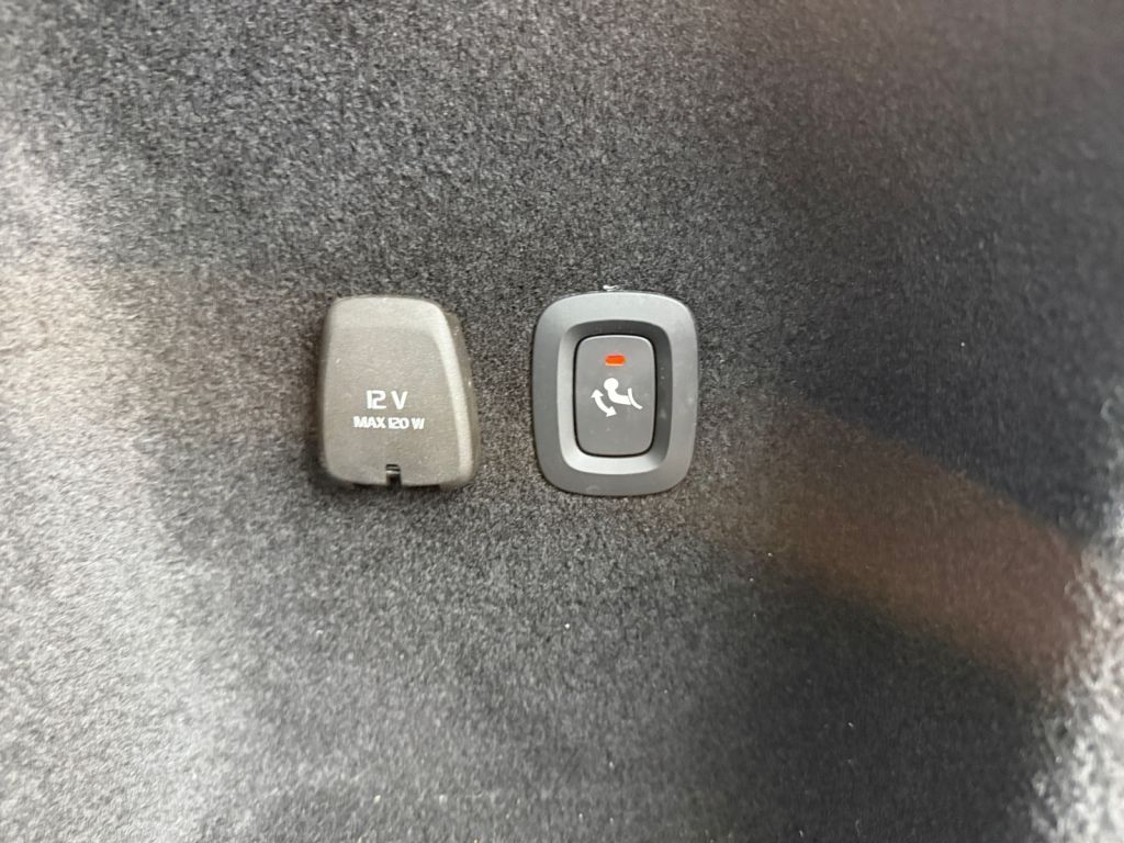 VOLVO V60 T8 AWD Twin Engine Inscription AHK semi elek VOLVO V60 T8 AWD Twin Engine Inscription AHK semi elek