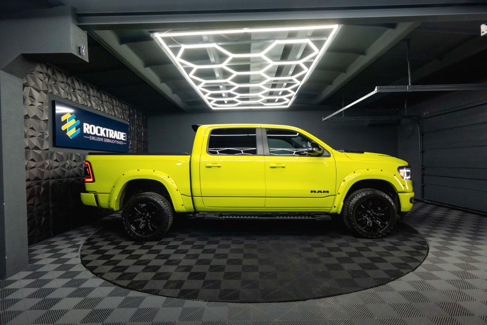 Fahrzeugabbildung Dodge RAM 5.7 V8 4x4 OFFROAD ACID YELLOW Edition LED