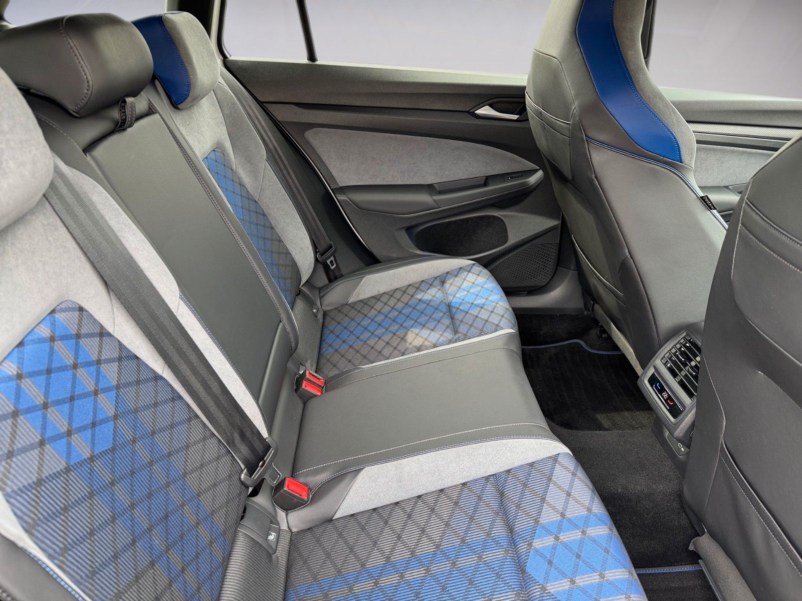 Fahrzeugabbildung Volkswagen Golf VIII Variant R 4Motion 2.0 TSI