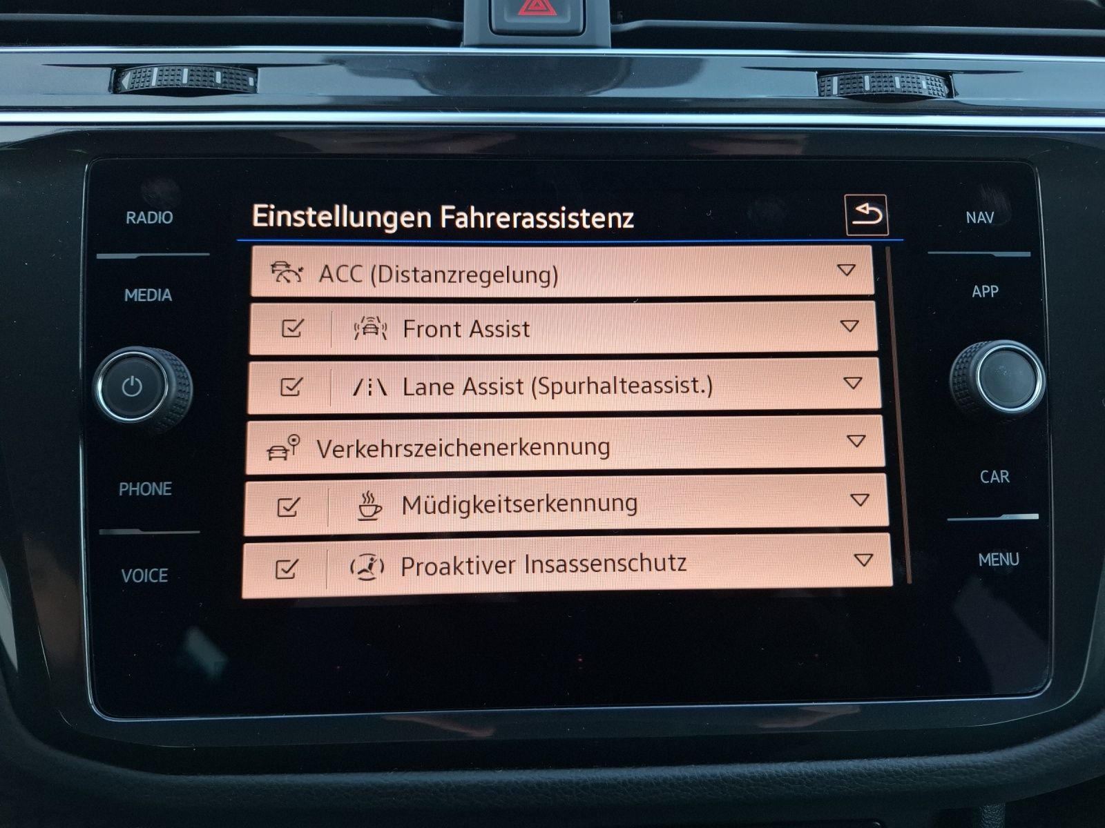 Fahrzeugabbildung Volkswagen Tiguan TSI Life DSG 4M LED Navi AID ACC SH 18"