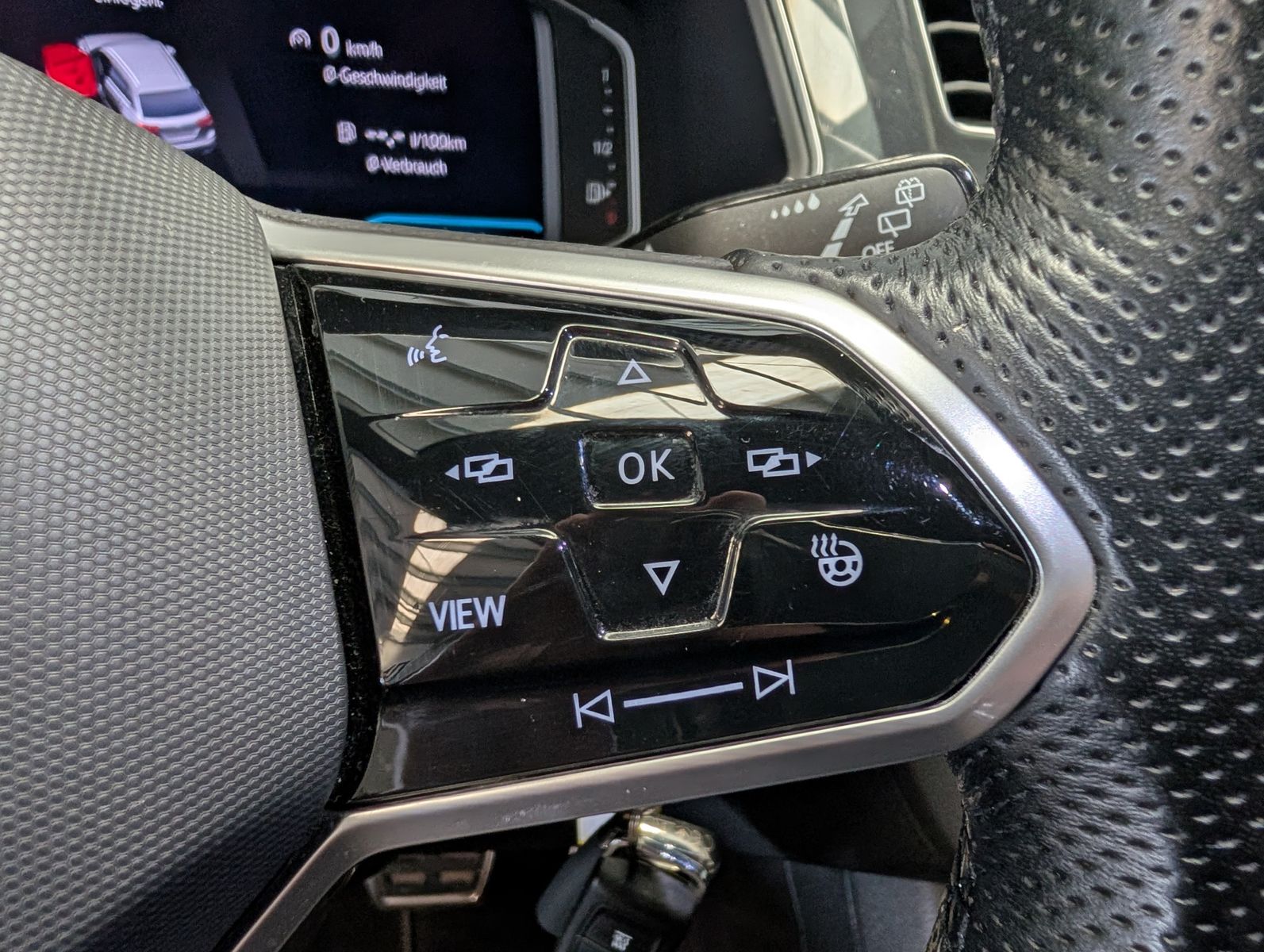 Fahrzeugabbildung Volkswagen Tiguan 2.0TSI R-Line 4M ACC HUD Cam StHz AHK 19"