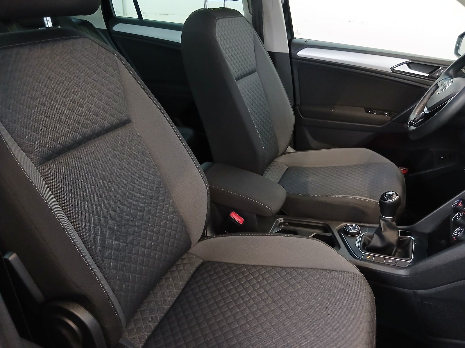 Fahrzeugabbildung Volkswagen Tiguan 4 Motion Comfortline +AHK + Light-Assist