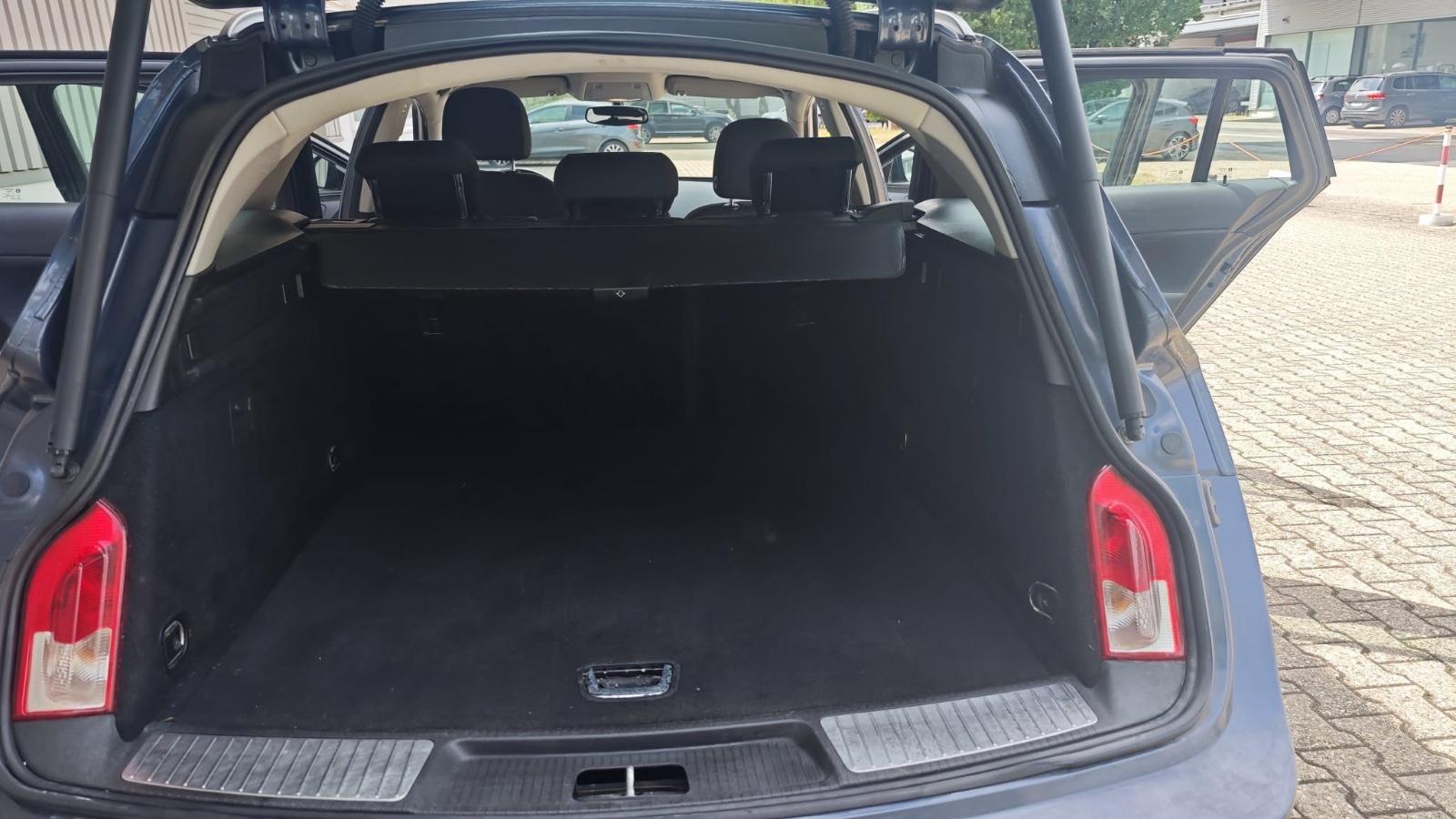 Opel Insignia 2010 — photo 8