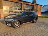 BMW X5 xDrive40d -Kamera/Pano/AHK/Leder/Softclose.. - BMW X5 mit Diesel-Antrieb: Blau