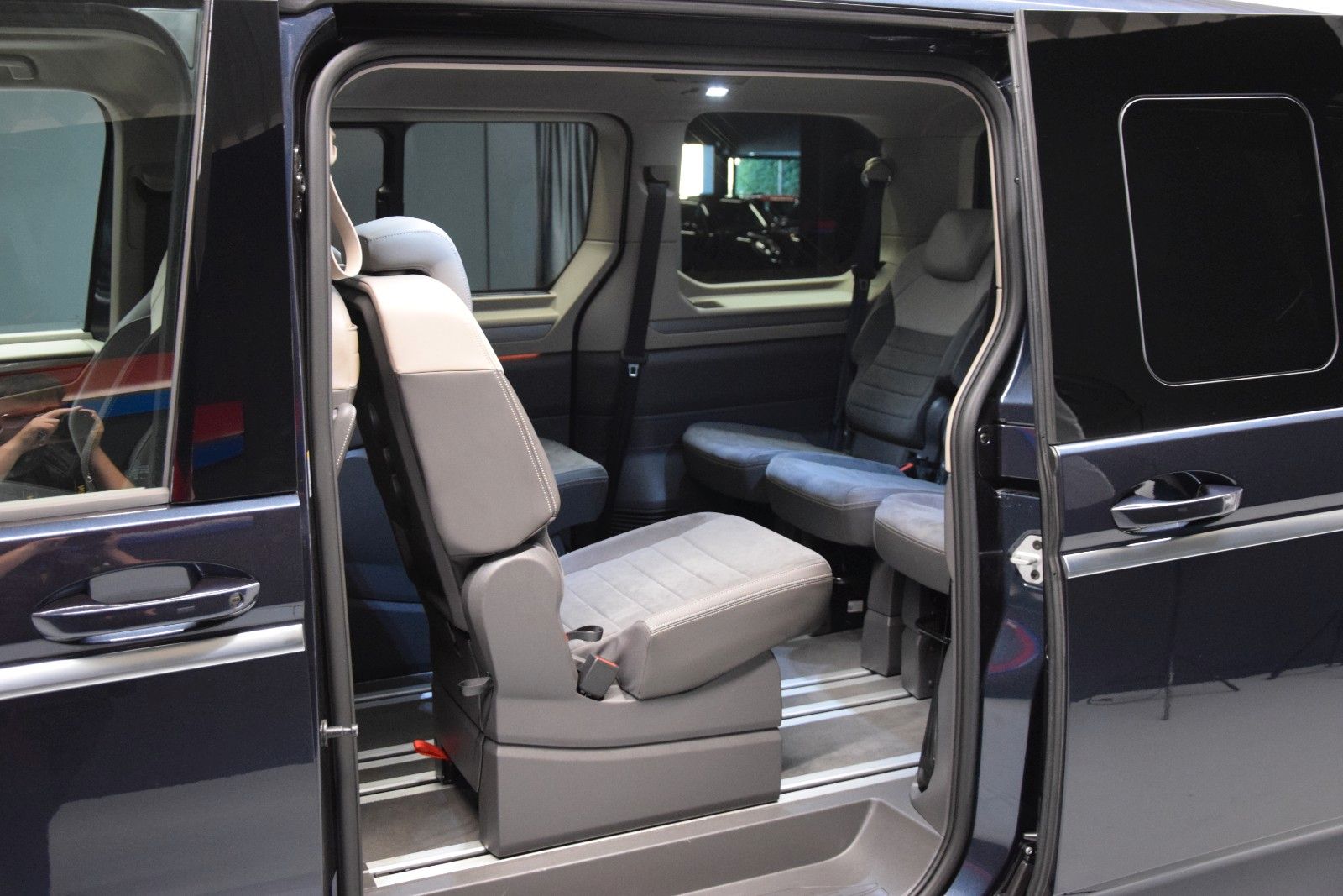 Fahrzeugabbildung Volkswagen T7 Multivan Pano ACC Keyless 3-Zonen Standheiz