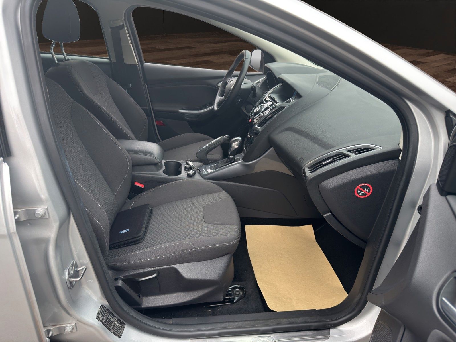 Fahrzeugabbildung Ford Focus Lim. Titanium Automatik/1HAND