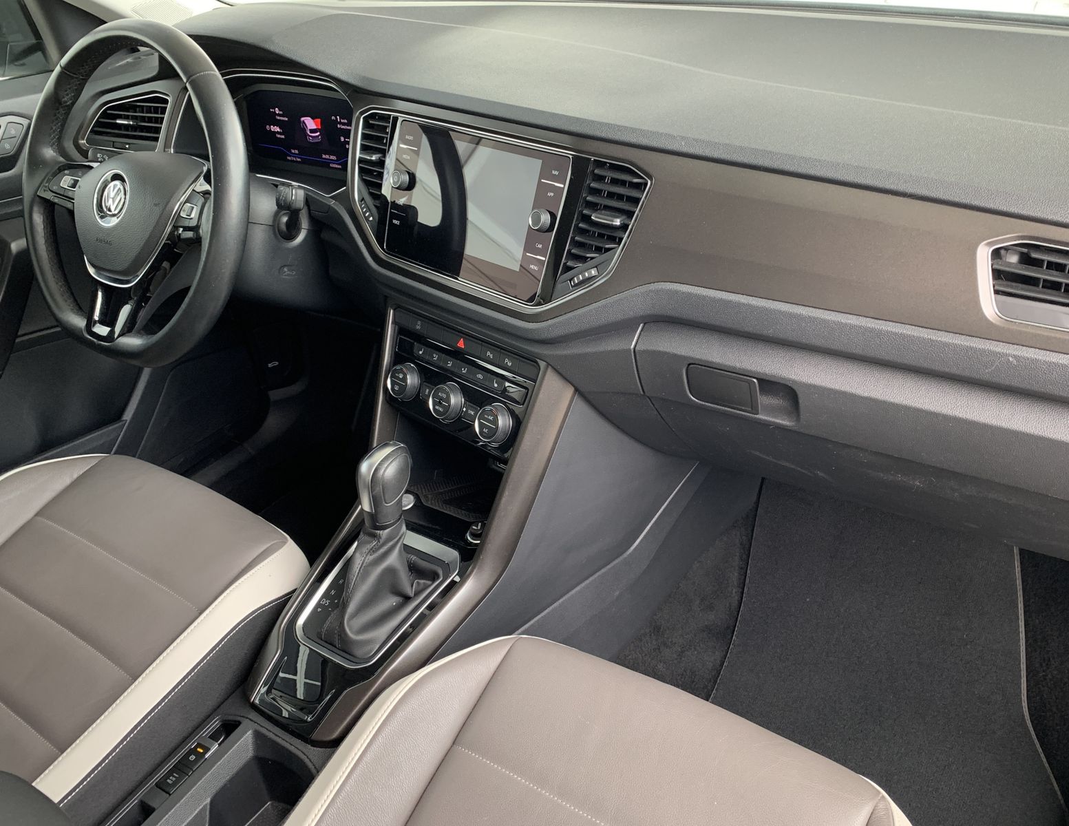 Fahrzeugabbildung Volkswagen T-Roc 2.0 TDI*Style*Leder*LED*STHZ*ACC*Side*Cam*