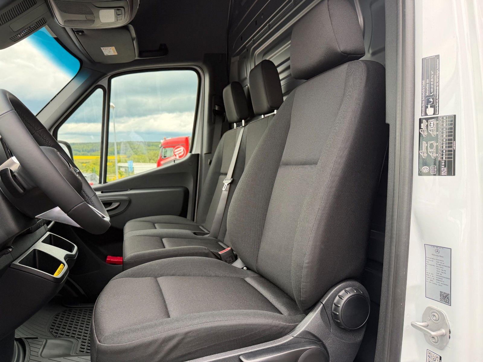 Fahrzeugabbildung Mercedes-Benz Sprinter 319 CDI 4x4 3665 DISTRONIC AHK LED