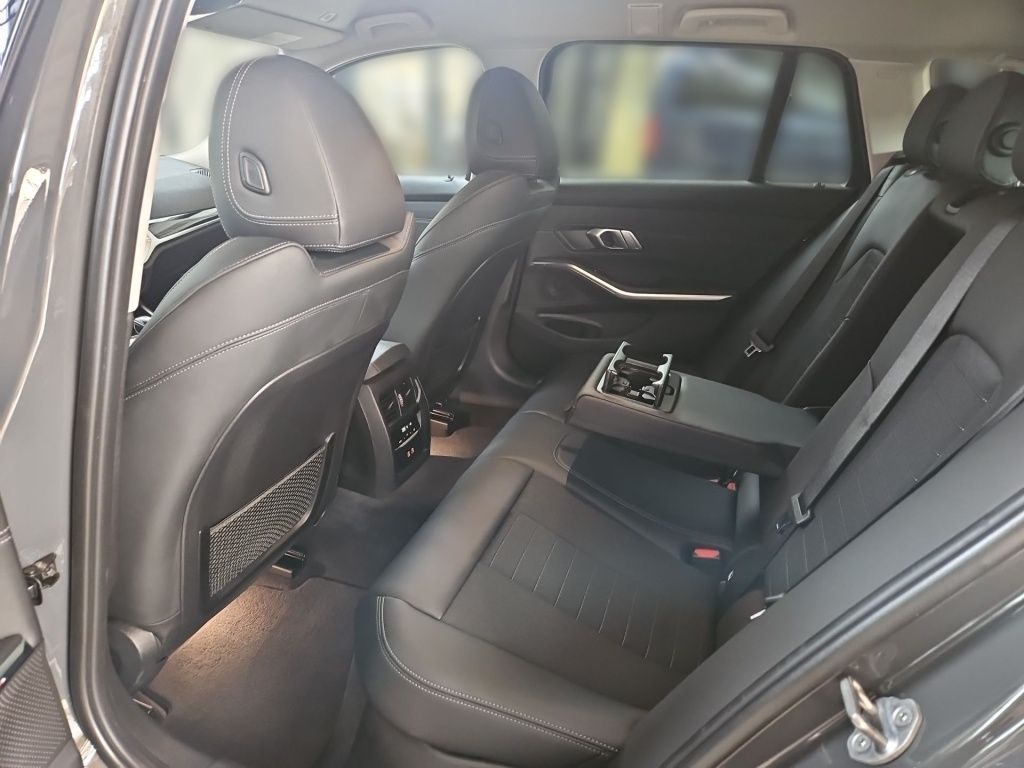 Fahrzeugabbildung BMW 318 i Sport-Line AHK ACC Navi LED SHZ Ambie. KAM