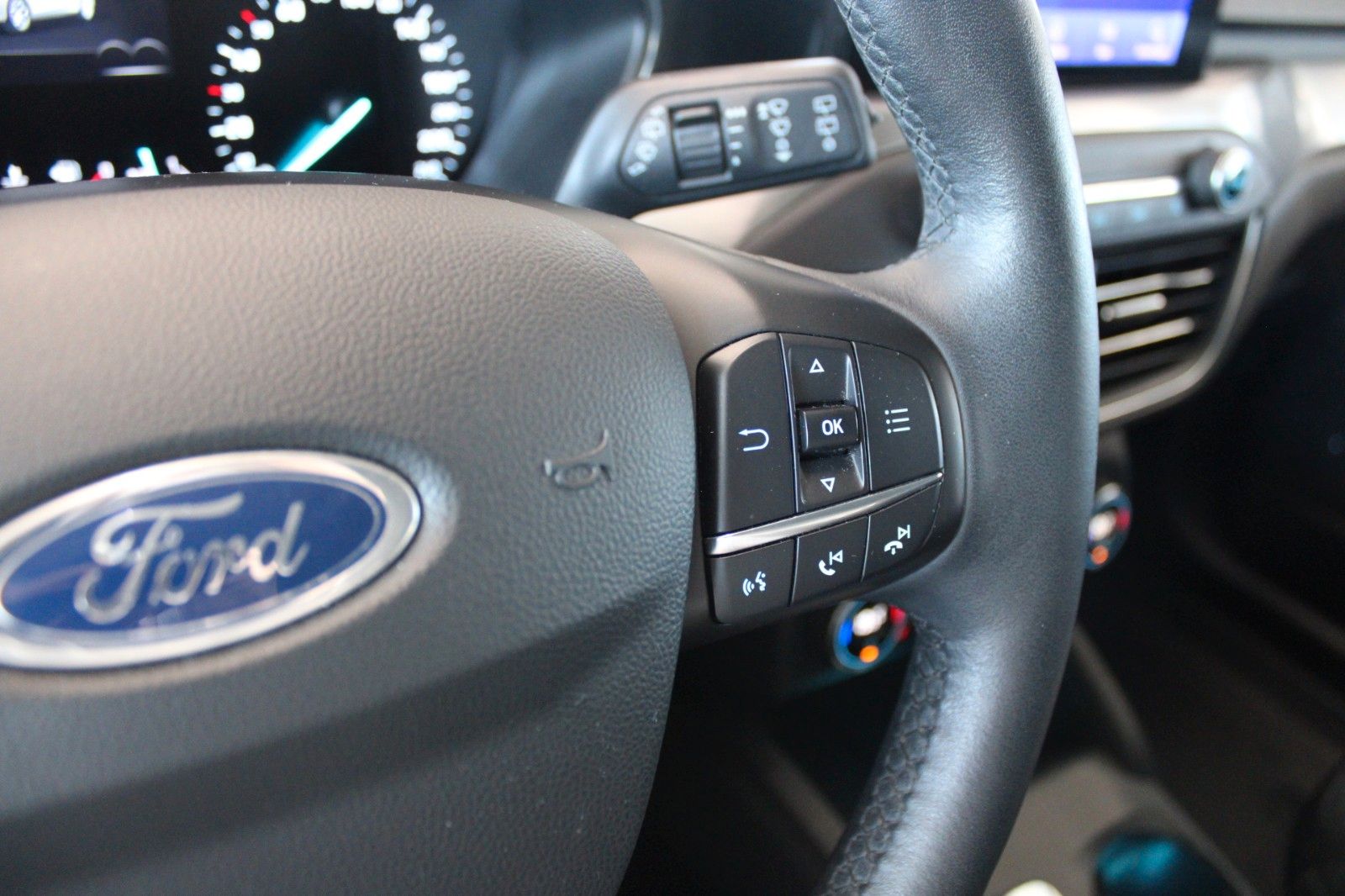 Fahrzeugabbildung Ford Focus Titanium Automatik AHK LED ACC WinterPak.