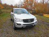 Mercedes-Benz ML 280 CDI 4MATIC - - silberne Mercedes-Benz ML 280