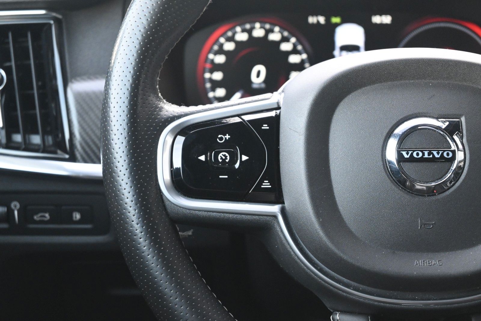 Fahrzeugabbildung Volvo S90 Lim.R-Design Plug-In Hyb. AWD*B&W*LUFT*MASS*