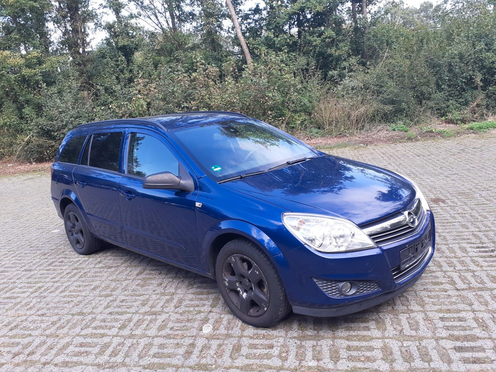 Opel Astra 2007 — rear view