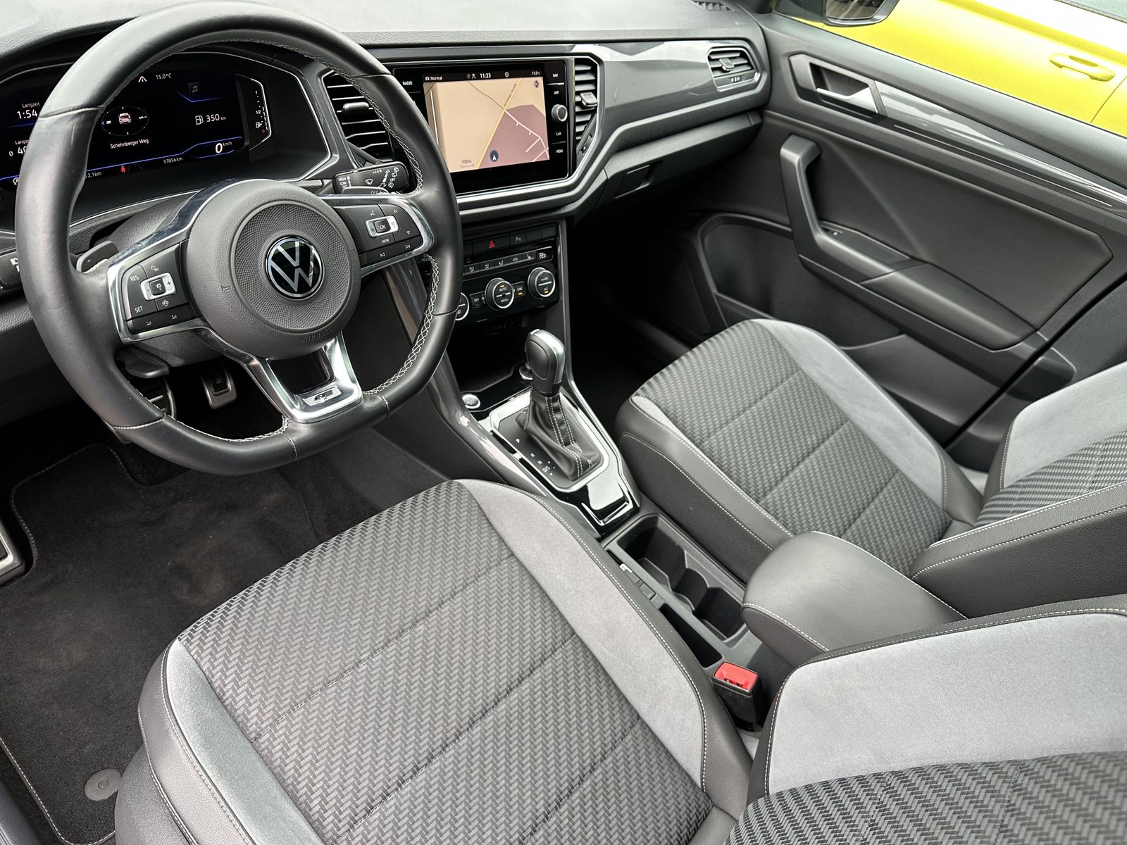 Fahrzeugabbildung Volkswagen T-Roc 1.5 TSI DSG R-Line NAV+LED+ACC+KAMERA+PANO