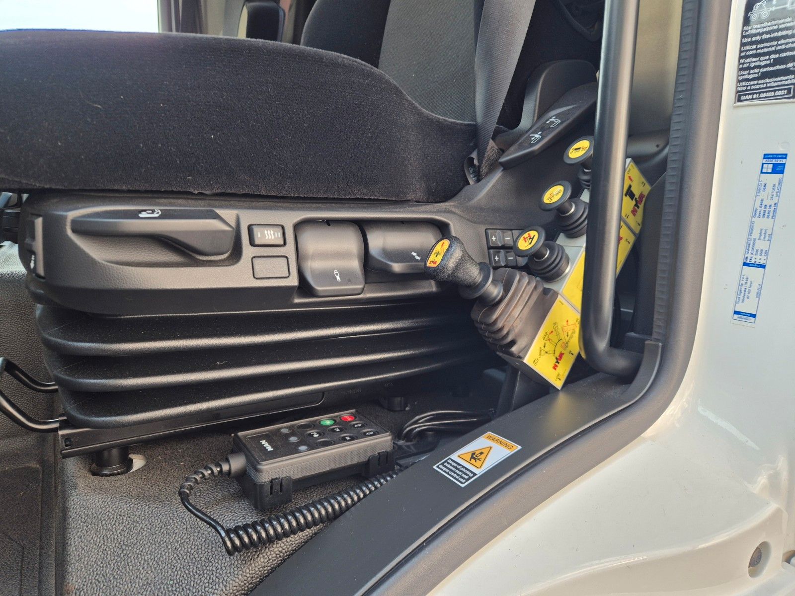 Fahrzeugabbildung MAN TGS 28.510 6x4-4 BL Palfinger PK24.001 Funk AHK