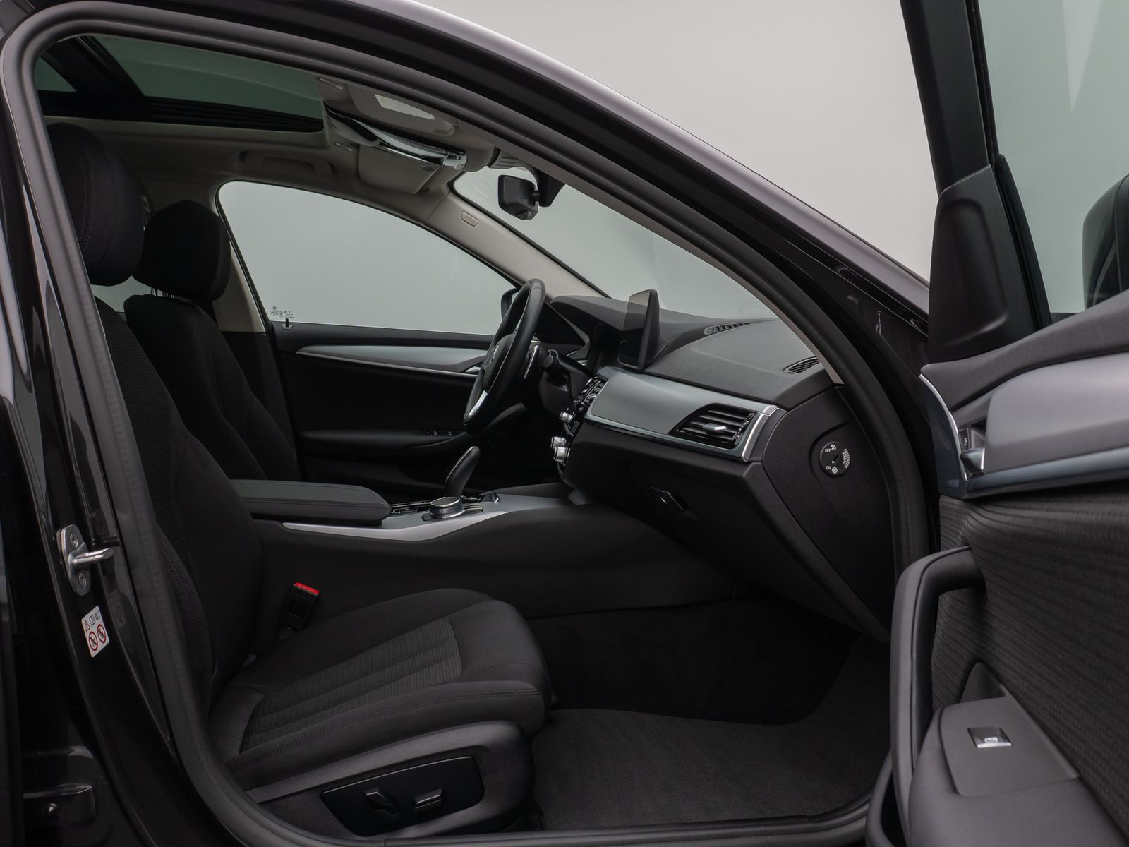 Fahrzeugabbildung BMW 530e xD Panorama DAB CockPitPro Alarm PDC 19Zoll