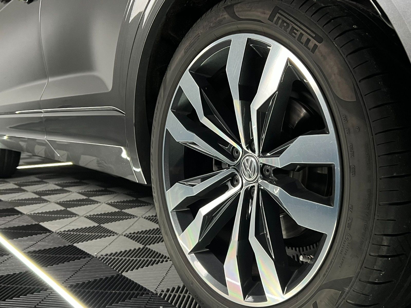 Fahrzeugabbildung Volkswagen Touareg 4Motion R-LINE/MATRIX/AHK/INNOVISION/21*