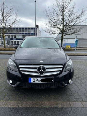 Mercedes-Benz B 180 -