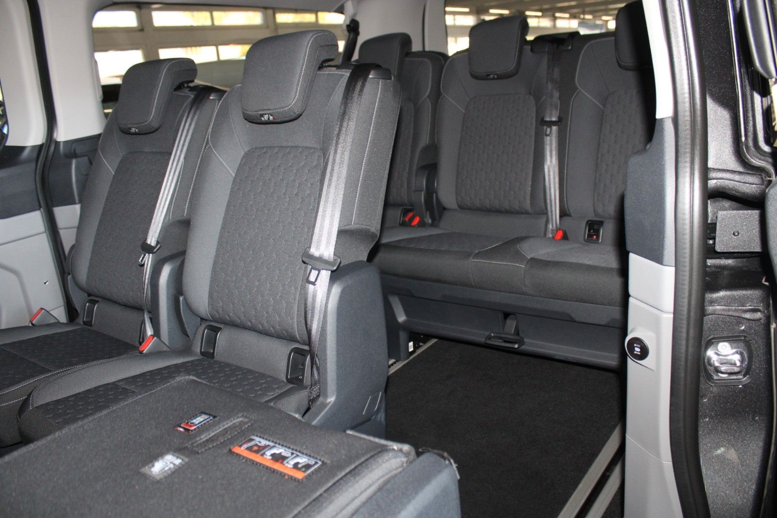 Fahrzeugabbildung Ford Tourneo Custom L2 8-Sitzer Titanium AHK LED ACC