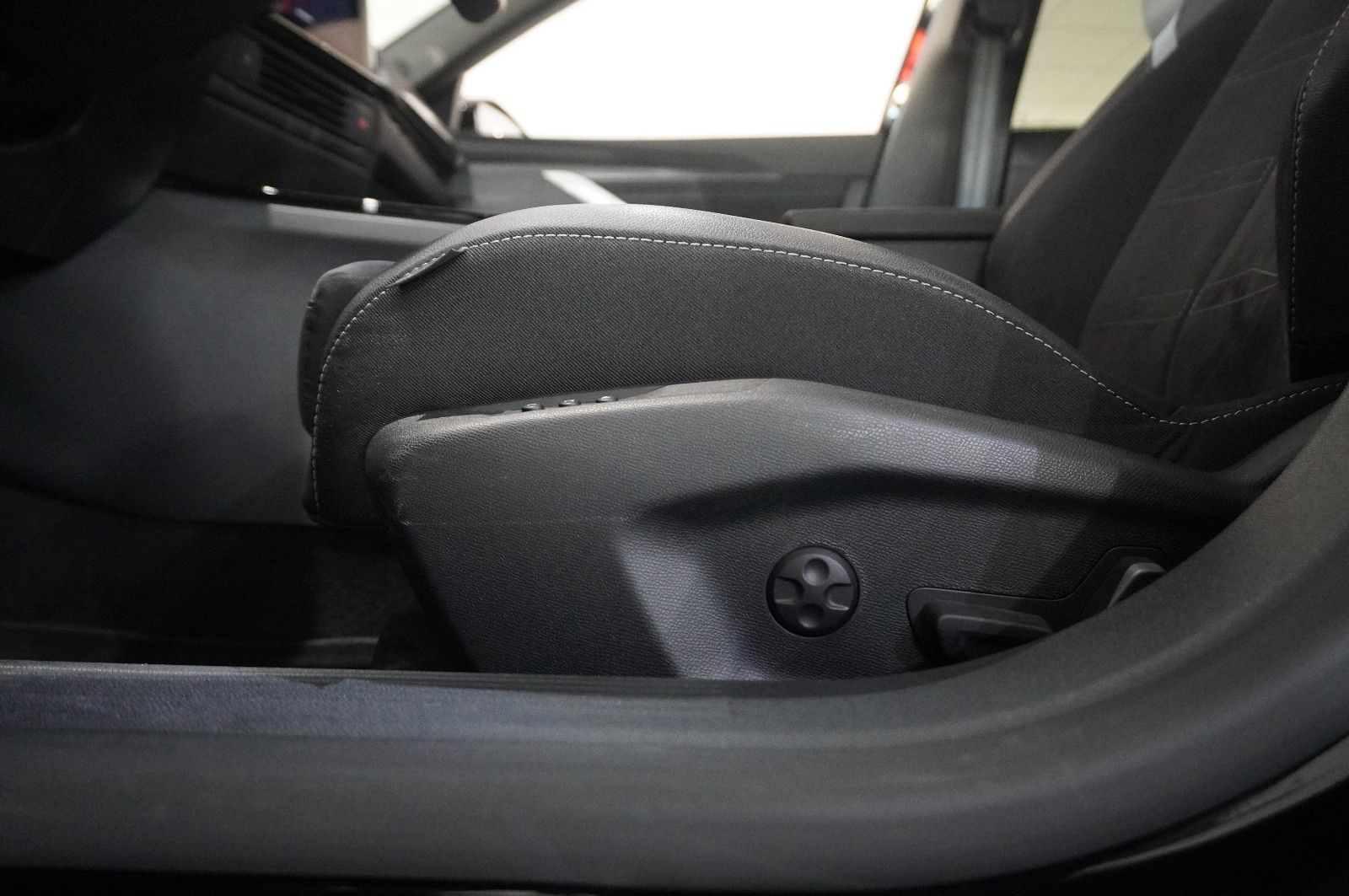 Fahrzeugabbildung Opel Astra L ST 1.2T ULTIMATE NAVI/LED/360°/HUD/AHK