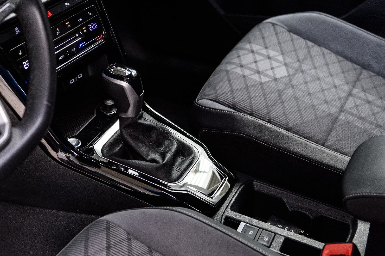 Fahrzeugabbildung Volkswagen T-Roc R-Line 1.5 TSI DSG LED+KAMERA+KEYLESS