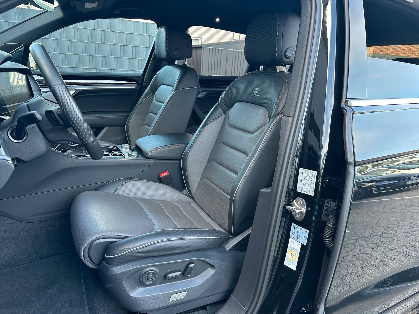Fahrzeugabbildung Volkswagen Touareg 3.0 V6 TDI 4M R-Line NAV+LED+20ZOLL+AHK