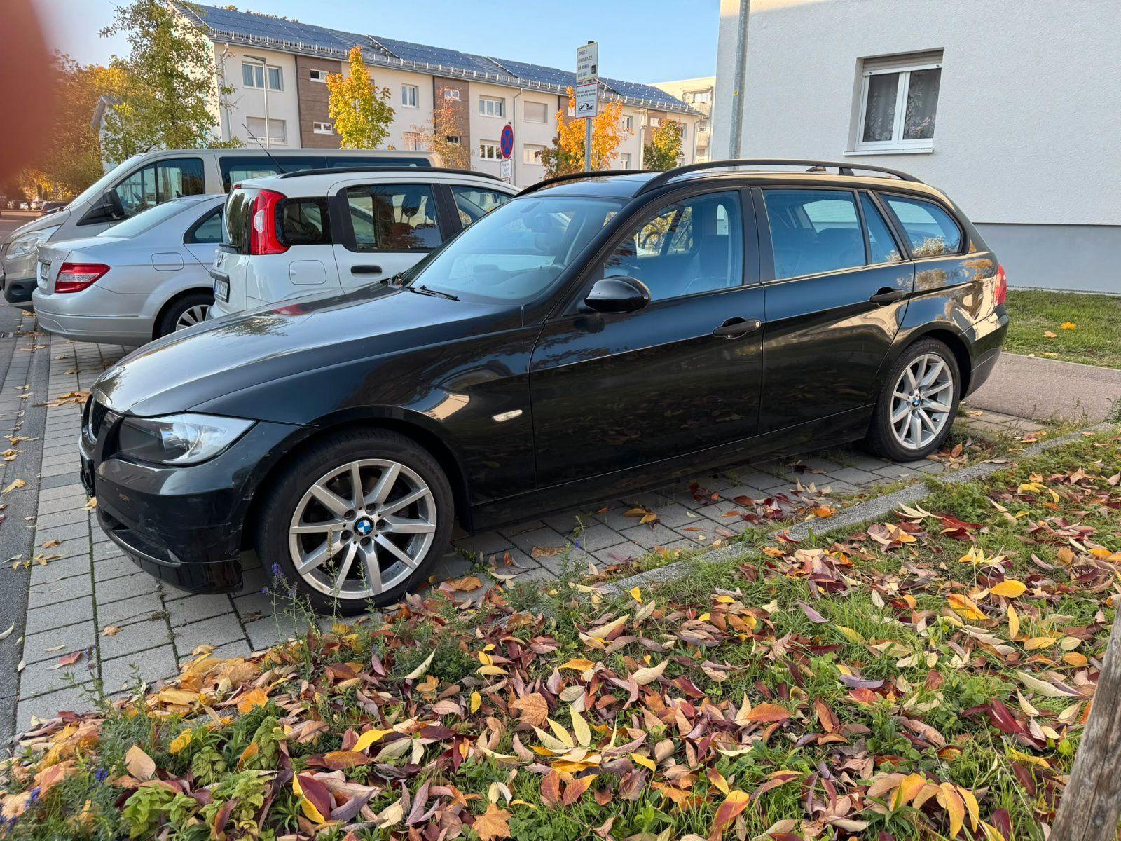 BMW 320 2005 — салон