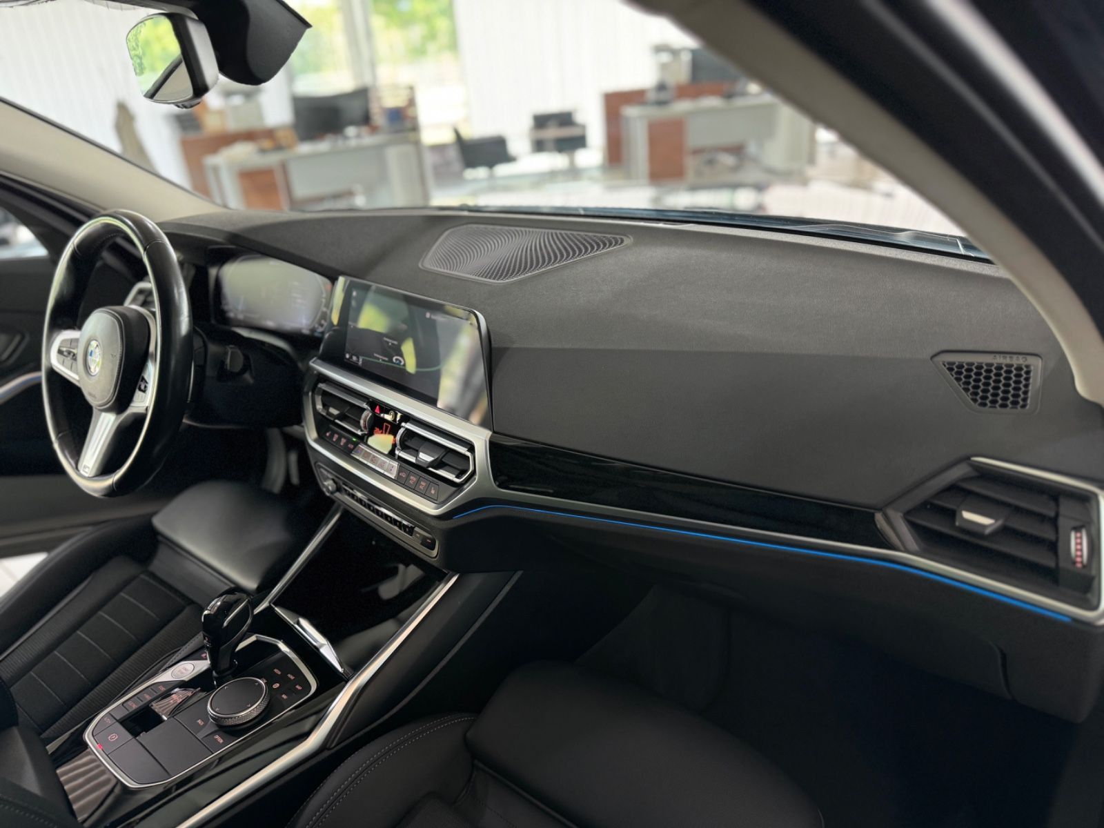 Fahrzeugabbildung BMW 320e Sport Line Laser AHK HUD DAB Komfort Panora