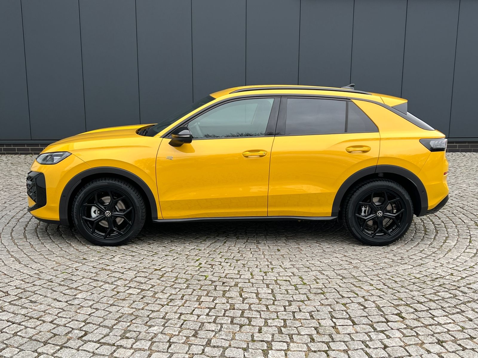 Fahrzeugabbildung Volkswagen T-Roc R-Line 1.5 eTSI DSG *Black Style, IQ-Light