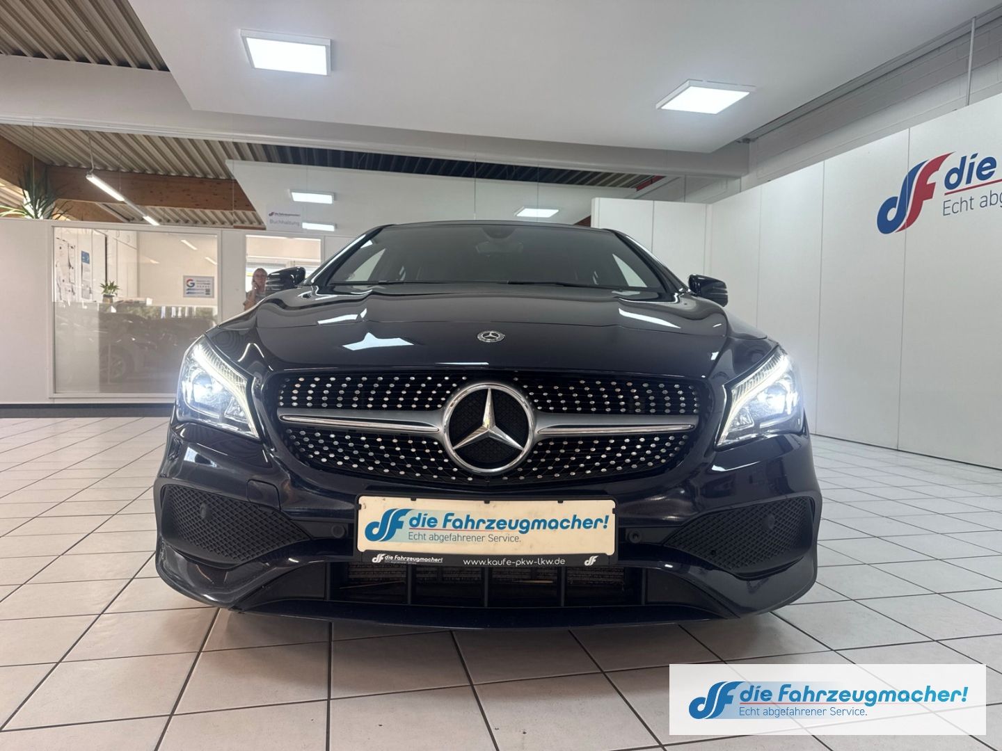 Fahrzeugabbildung Mercedes-Benz CLA 180 Shooting Brake AMG Sportpaket Navi LED *