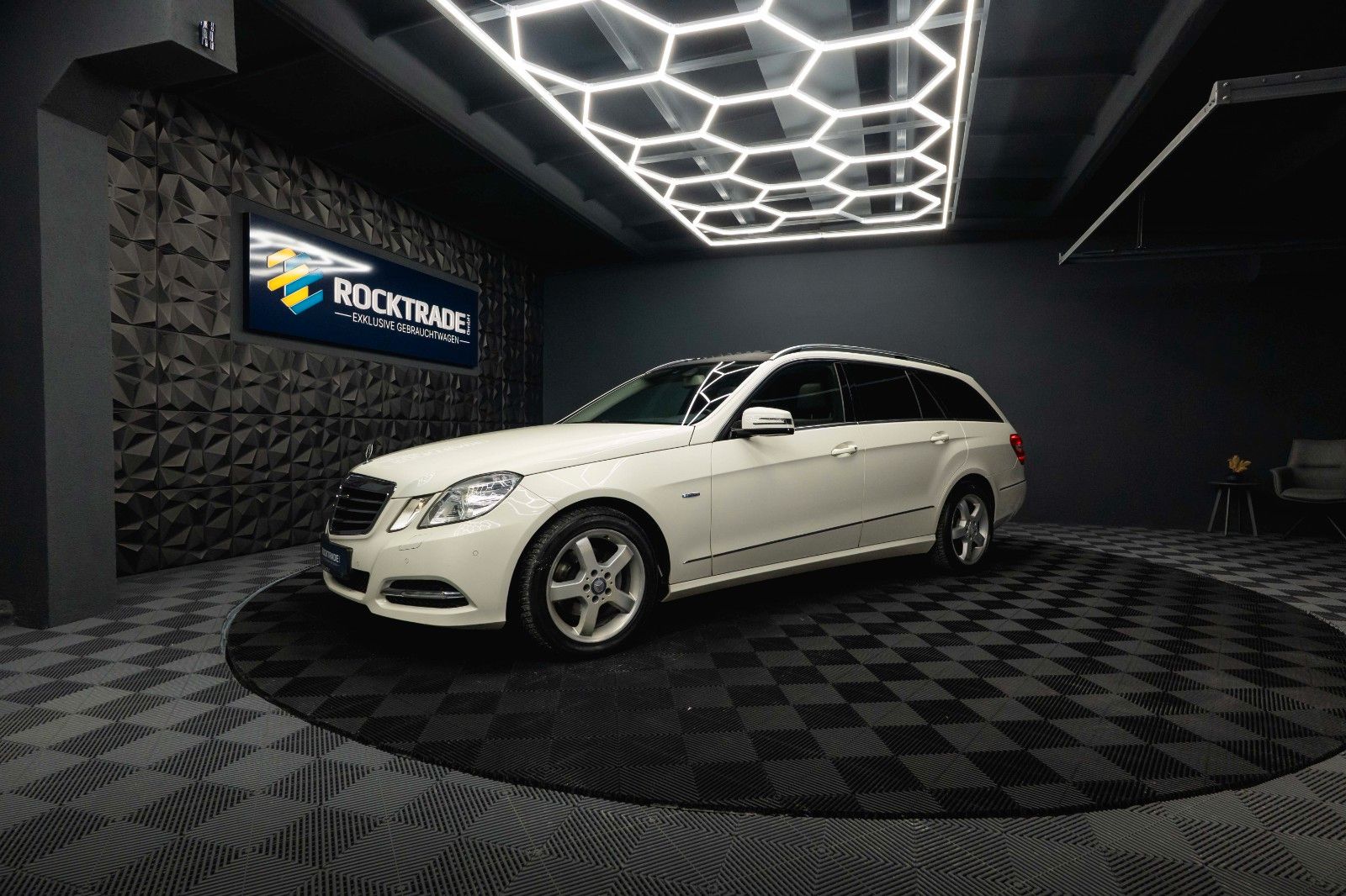 Fahrzeugabbildung Mercedes-Benz E 220 T CDI BlueEfficiency Avantgarde *Bi-Xenon*