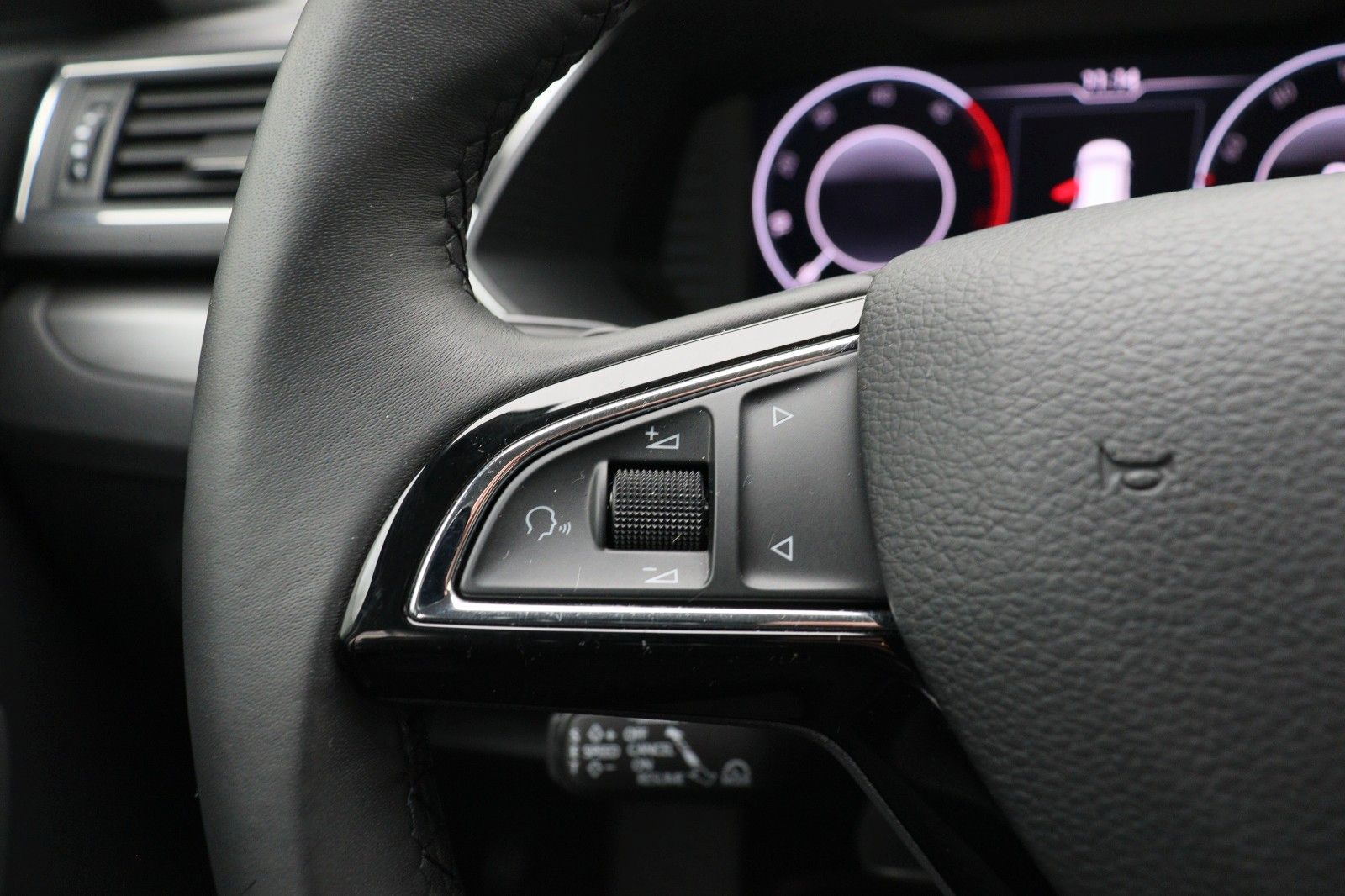 Fahrzeugabbildung SKODA Superb Combi ACC NaviXenon DSG  PDC SHZ v+h