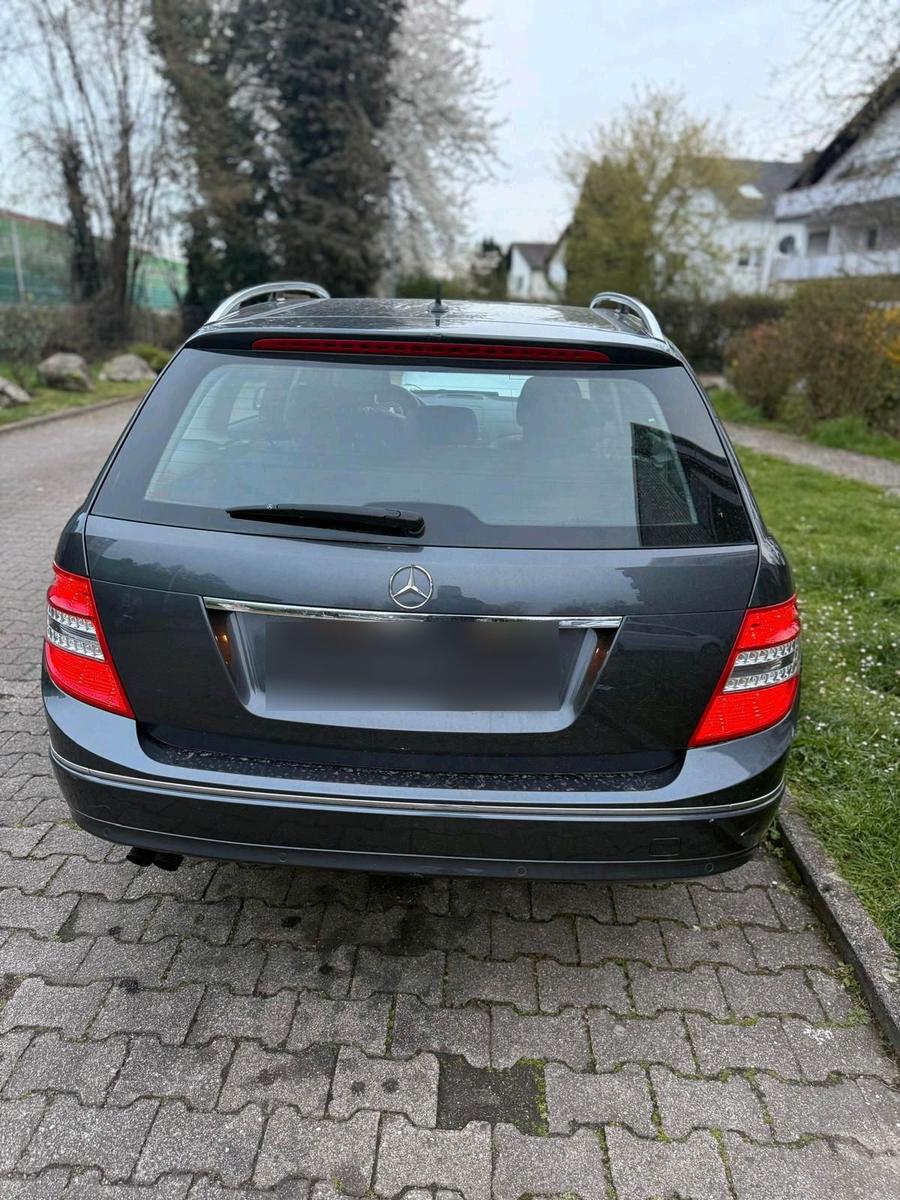 Mercedes-Benz C180 2010 — двигун 156 HP (115kW)