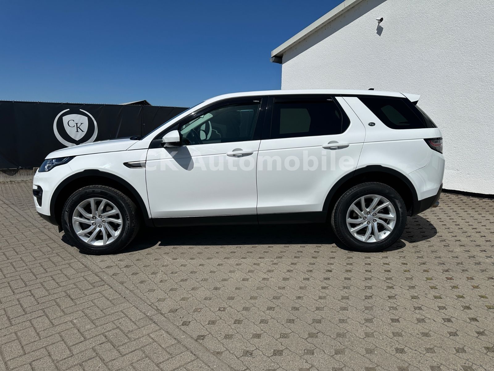 Fahrzeugabbildung Land Rover Discovery Sport 2.0 TD4 SE AWD/Navi/Bi-Xenon/Kam