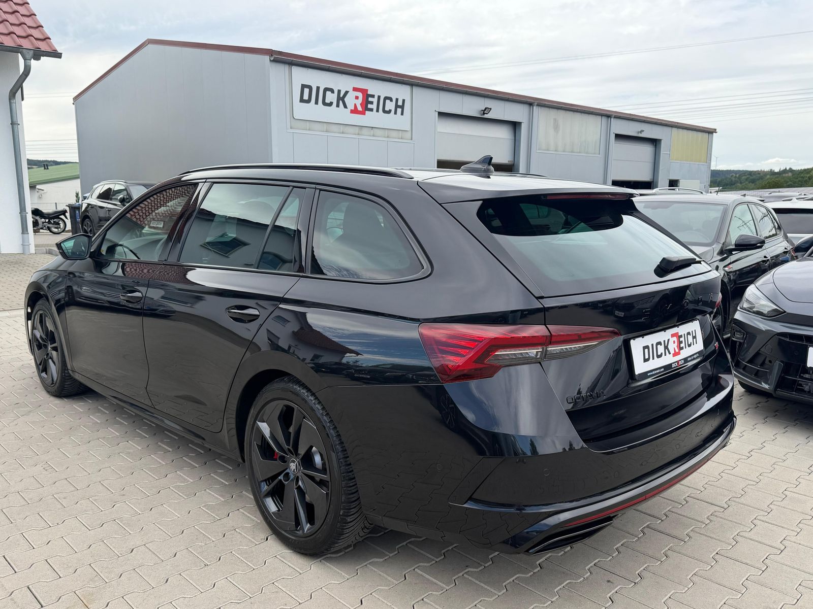 Fahrzeugabbildung SKODA Octavia 2.0 TSI 195 kW RS PANO*MATRIX*AHK*CANTON