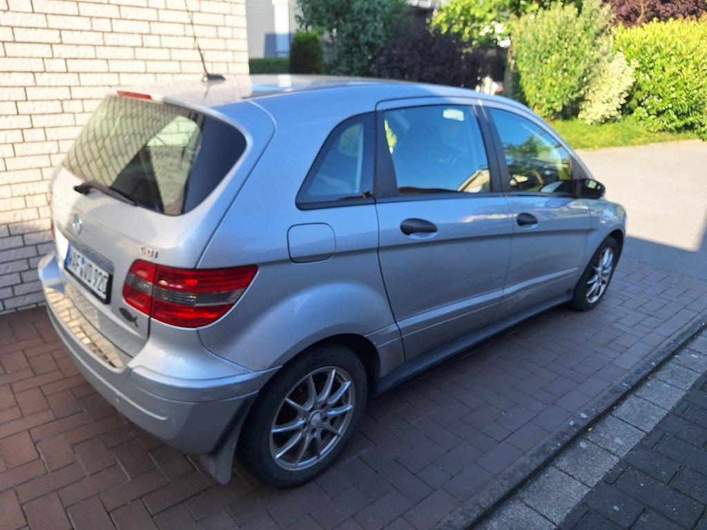 Mercedes-Benz B 180